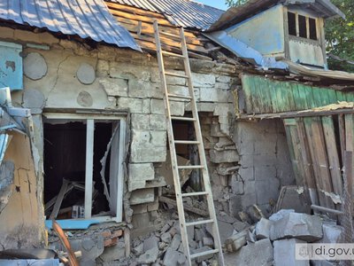 Ворожий FPV-дрон зруйнував господарчу споруду в Дергачах, у Слатиному горів стадіон (фото)