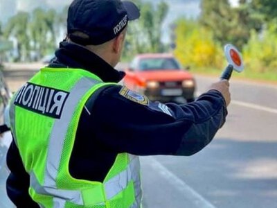 Юристи попередили водіїв про небезпечну звичку під час спілкування з патрульними