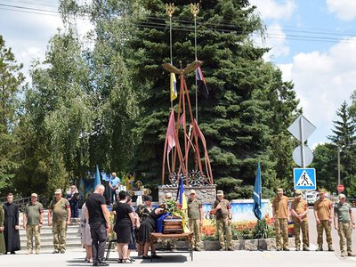 Майже два роки вважався зниклим безвісти: Новосанжарська громада провела в останню путь Героя Віталія Бєлова