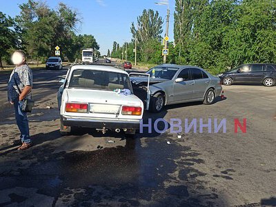 У зіткненні ВАЗ та Mercedes у Миколаєві постраждали 3 особи, у тому числі 9-річна дитина