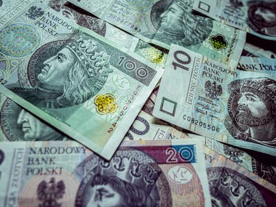 У Польщі готують жорсткі зміни для біженців: конфлікт із Києвом може вдарити по виплатах