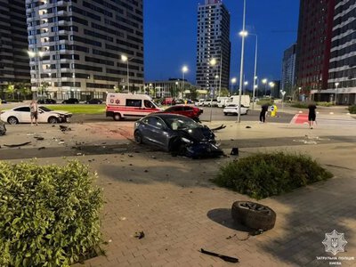 У ЖК «Варшавський» у Києві п’яний підліток на Tesla протаранив припарковані авто