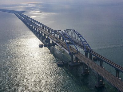 Кримський міст обклали захистом з усіх боків: що показали супутникові знімки