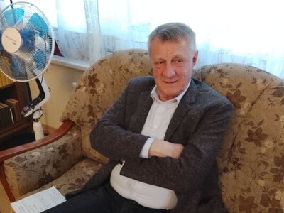 Отруївся грибами на подвір'ї: у Латвії раптово помер журналіст, який розкрив роман Путіна