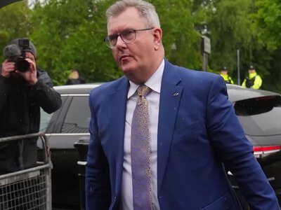 Колишнього лідера партії в Північній Ірландії визнано винним у сексуальних злочинах проти неповнолітніх (ВІДЕО)