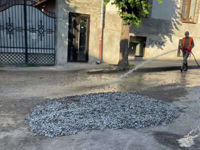 Рух вулицею Конституційною у Чернівцях відновили, аварійні роботи завершили