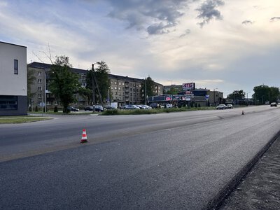 Дорога розпечена до +70°C: як у спеку працюють дорожники на Франківщині