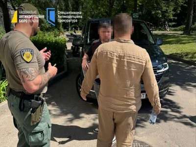 Елітне авто та $44,5 тис. за закриття справи: викрито експосадовців прокуратури Кіровоградщини