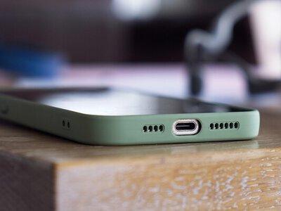 На останньому концерті Елвіса помітили “смартфон”: дивна деталь запустила теорії про мандрівника в часі