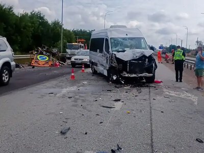 На Рівненщині мікроавтобус влетів у машину шляховиків – четверо травмованих