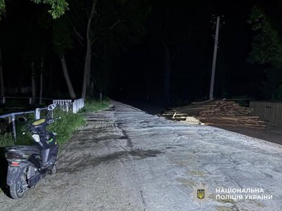 У Звягельському районі 20‑річний водій електроскутера впав під час руху та потрапив до лікарні