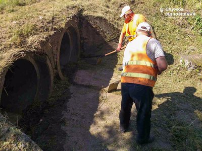 Через інтенсивні опади на Буковині очищують водопропускні системи на дорогах державного значення