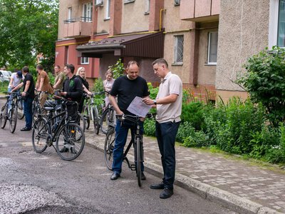 Мер на велосипеді перевірив Пасічну: які проблеми побачили під час об’їзду