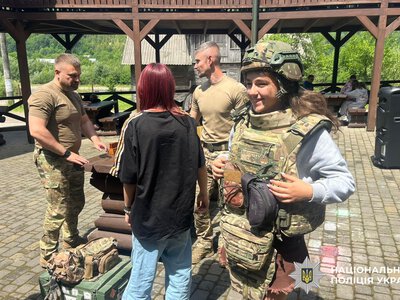 На Буковині поліцейські навчають дітей мінної безпеки під час літніх канікул (фото)