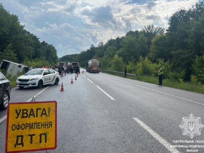 На Камʼянеччині перекинувся туристичний автобус з 54 пасажирами у салоні