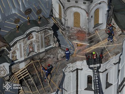 Рятувальники завершили консервацію пошкодженого даху Успенського собору після російського удару. ФОТО