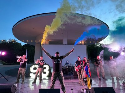 Прапори з підписами бійців та збір для ЗСУ: як у Моршині виступав оркестр 93-ї ОМБр