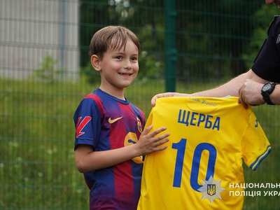 У Тернополі поліцейські зіграли у футбол із сином зниклого безвісти колеги