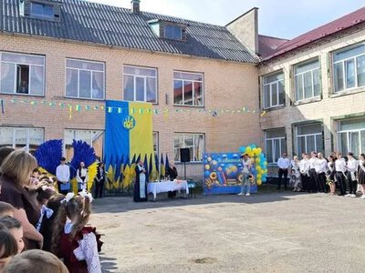  Скандал на Тернопільщині через використання двомовної пісні Монатика на випускному 