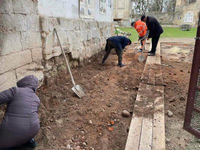 У Бережанському замку знайшли старовинні підвали та червоний мармур