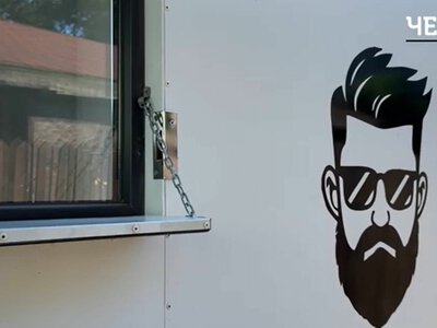 «Мрію на барбертраку поїхати на море»: на Чернігівщині з’явився перший барбершоп на колесах (Відео)