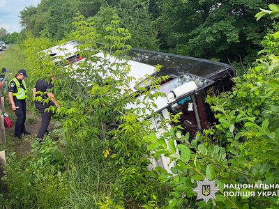 У Хмельницькій області перекинувся туристичний автобус - у ньому було 54 пасажири