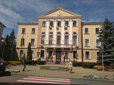 Виконком Тернопільської міськради розглянув допомогу військовим, зміни до бюджету та встановлення меморіальних таблиць