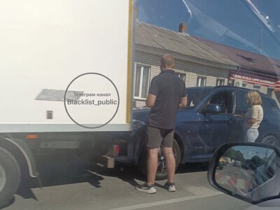 У Житомирі на перехресті зіткнулися вантажівка та позашляховик