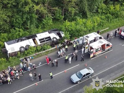 Перекидання туристичного автобуса на Хмельниччині: поліція розпочала кримінальне провадження