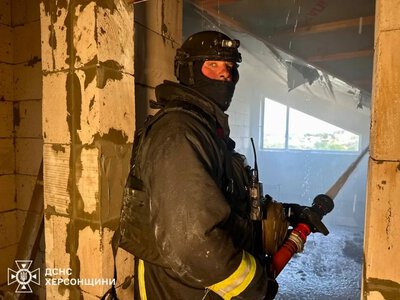У центрі Херсона дрон РФ спричинив пожежу в багатоповерхівці