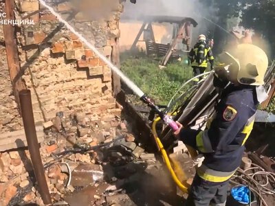 Полум’я могло перекинутися на житлові будинки: на Рівненщині сталася пожежа у приватному господарстві (ВІДЕО)