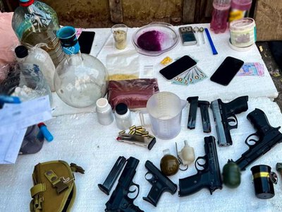 У Рівному судитимуть наркодилера-рецидивіста: у гаражі знайшли наркотики, зброю та гранати