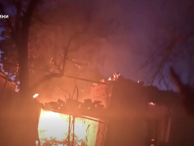 У Дружківці рятувальники евакуювали людей із палаючої багатоповерхівки після російського обстрілу (відео)