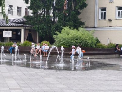 Спекотна атмосфера в центрі Житомира: як дітлахи екологічно рятуються від літньої спеки у фонтані на Михайлівській. ФОТО