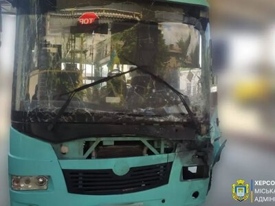 У Херсоні російський дрон атакував маршрутку під антидроновими сітками