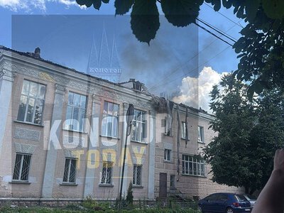 Росія вдарила по кінотеатру в центрі Конотопу: всередині можуть бути люди