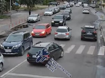 У Рівному водій в`їхав у металеві стовпчики (ВІДЕО)