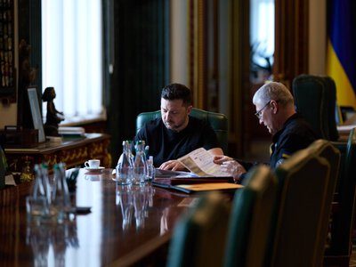 Росія оголює регіони, стягуючи ППО до Москви й Керченського мосту, – Зеленський після доповіді керівника ГУР