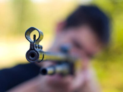У Вилківській громаді куля з пневматичної зброї військового влучила у неповнолітню