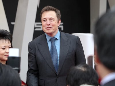 Маск більше не трильйонер: акції SpaceX і Tesla різко просіли