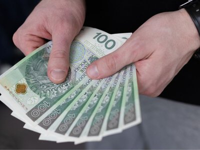 Почали економити: польські компанії вирішили заморозити зарплати