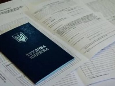 Електронна трудова у 2026: чому не варто викидати паперовий документ 