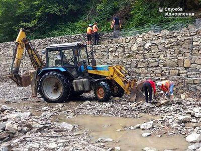 На Вижниччині зміцнюють берег і рятують дорогу державного значення