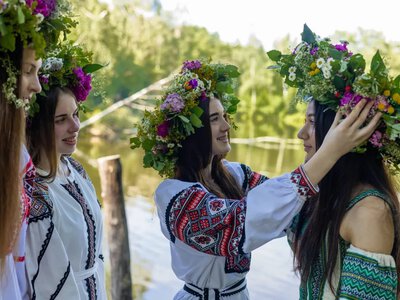 Магія купальських традицій: дівчата із Задеревача влаштували колоритну фотосесію на озері в Моршині