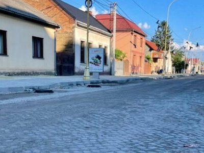 Під час ремонту вулиці в Ужгороді під асфальтом виявили бруківку (ФОТО)