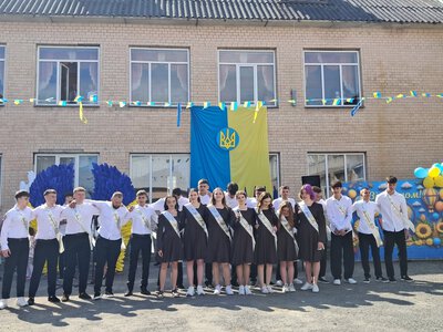 У Копичинцях батьки випускників відреагували на мовний скандал, мережа вибухнула суперечками