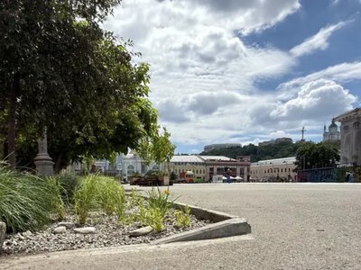 На Контрактовій площі оновили дощовий садок: як виглядає сучасна система водовідведення у Києві
