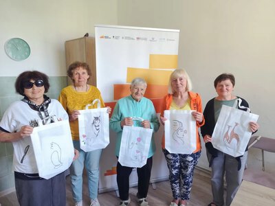Арт-терапія для літніх людей: у Моршині провели майстер-клас із розпису екоторбинок