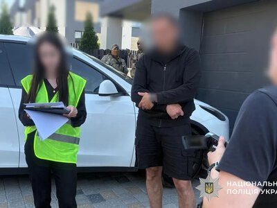  У Тернополі чоловік на “Теслі” виніс з чужої квартири 19000 доларів 