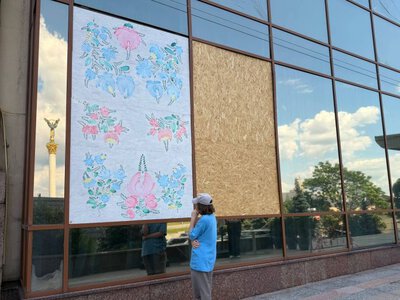 Квіти замість шрамів війни: діти розписали вибиті вікна в центрі столиці